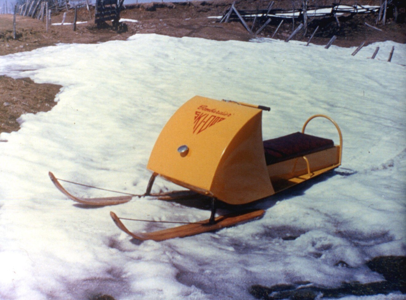  1959 Makina e parë me motor me borë Ski-Doo Ski-Dog