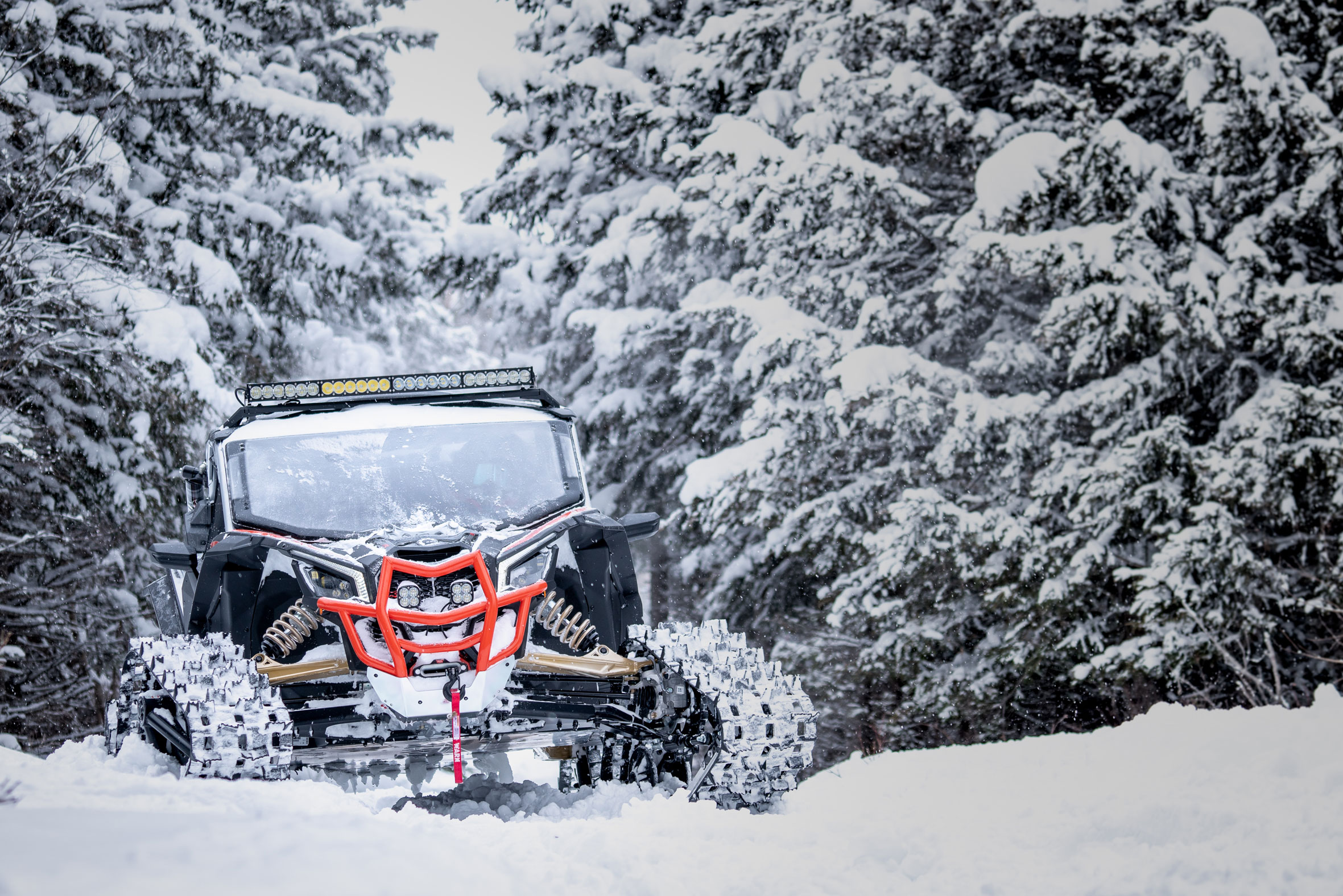 Vozidlo Can-Am s pásmi v snehu