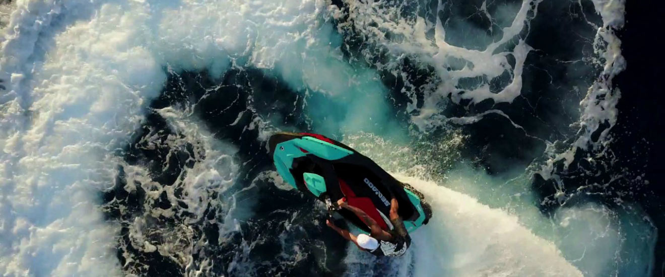 Madártávlatból egy ember hajt a Sea-Doo személyi vízijárműjén a hullámokban