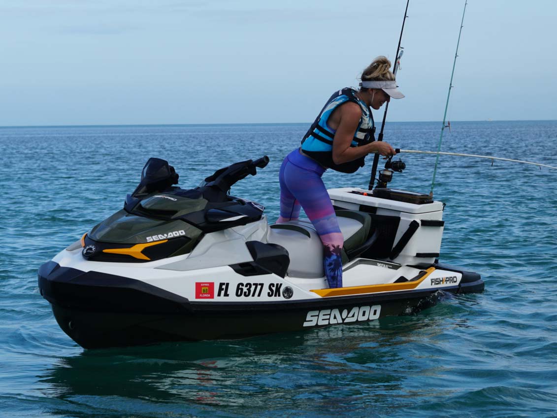 Bri Andrassy chytá ryby zo svojho skútra Sea-Doo Fish Pro