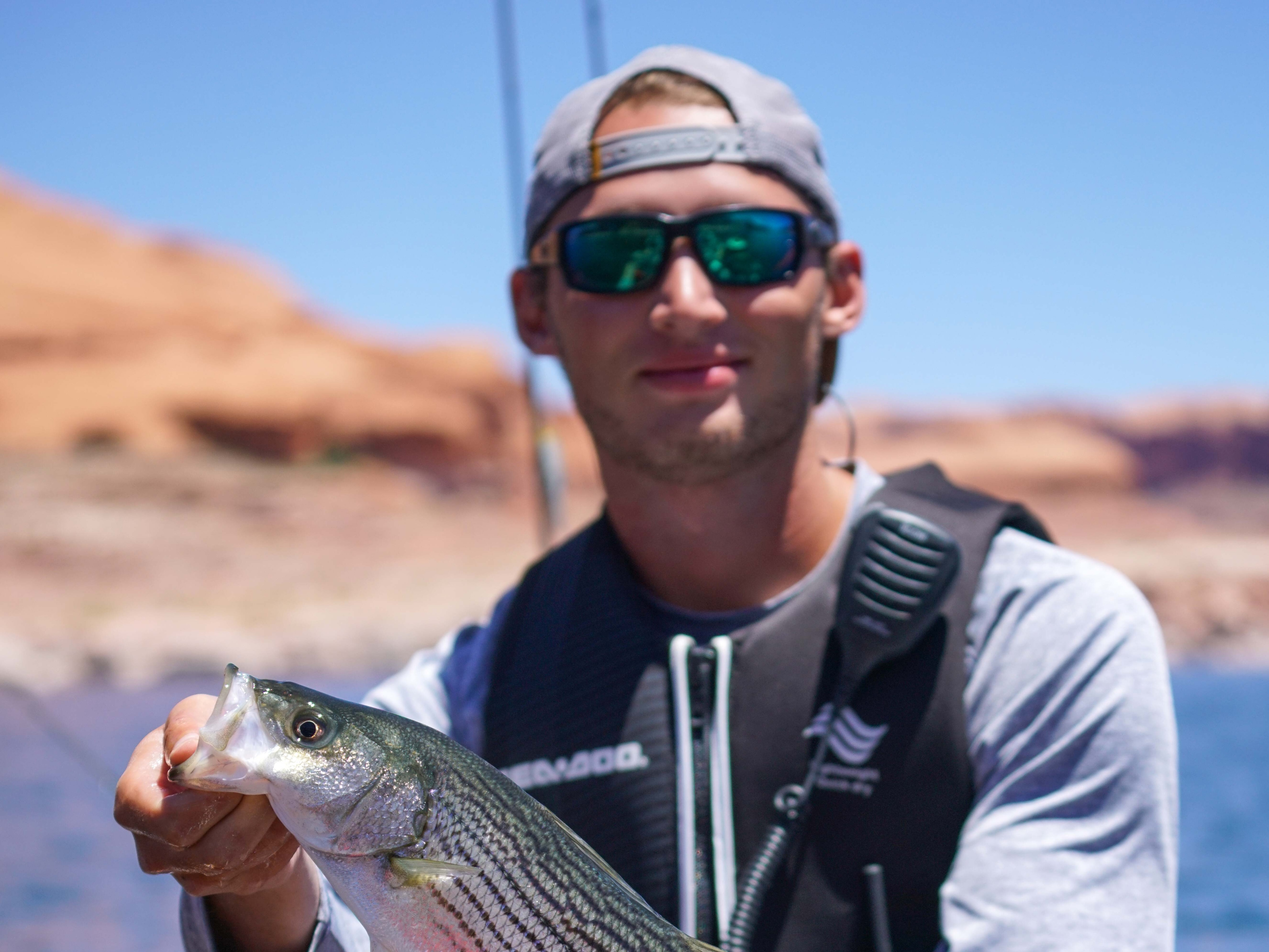 Kyle Naegeli pózuje s rybou