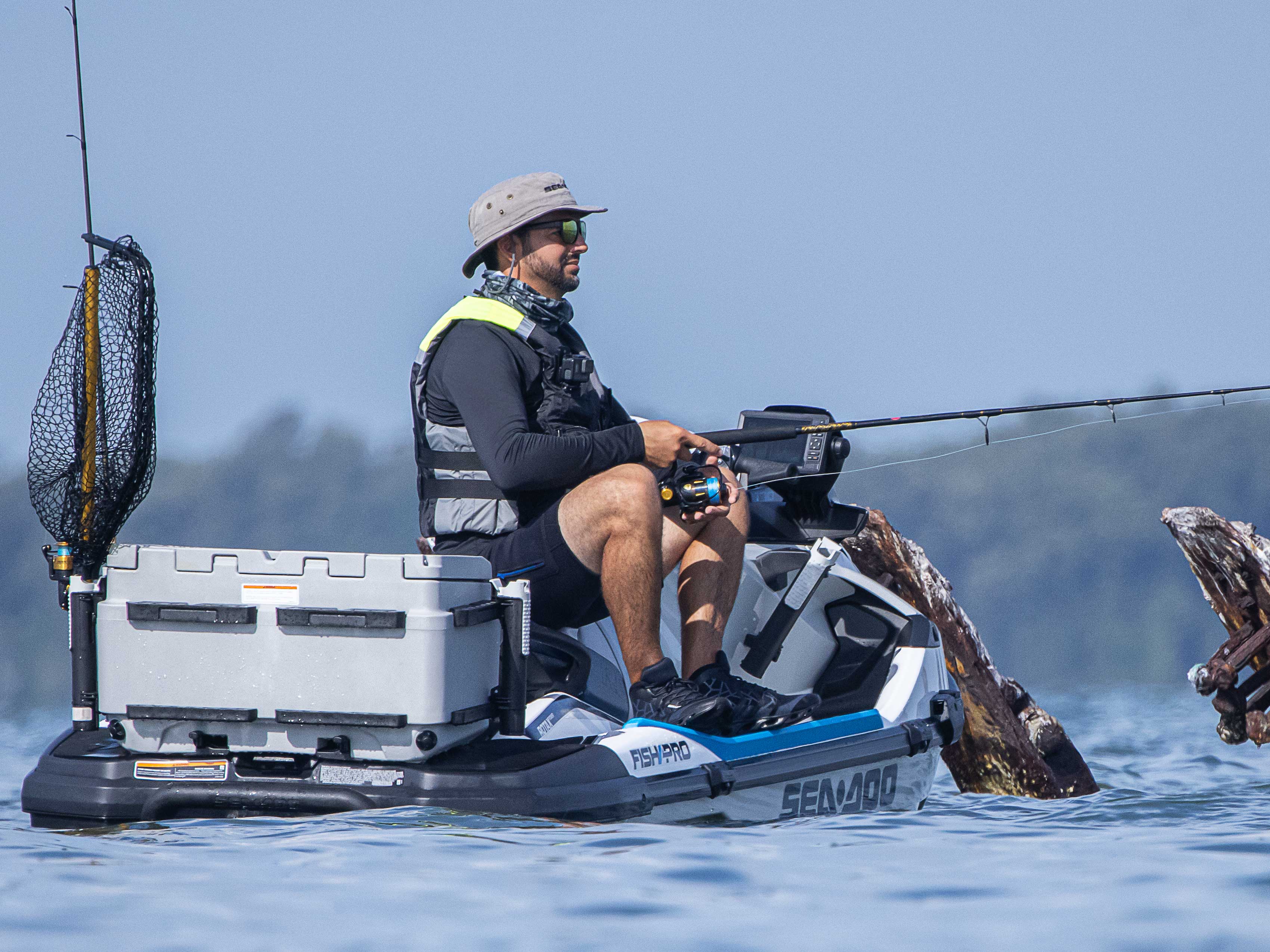 Férfi horgászik a  Sea-Doo FishPro modellen
