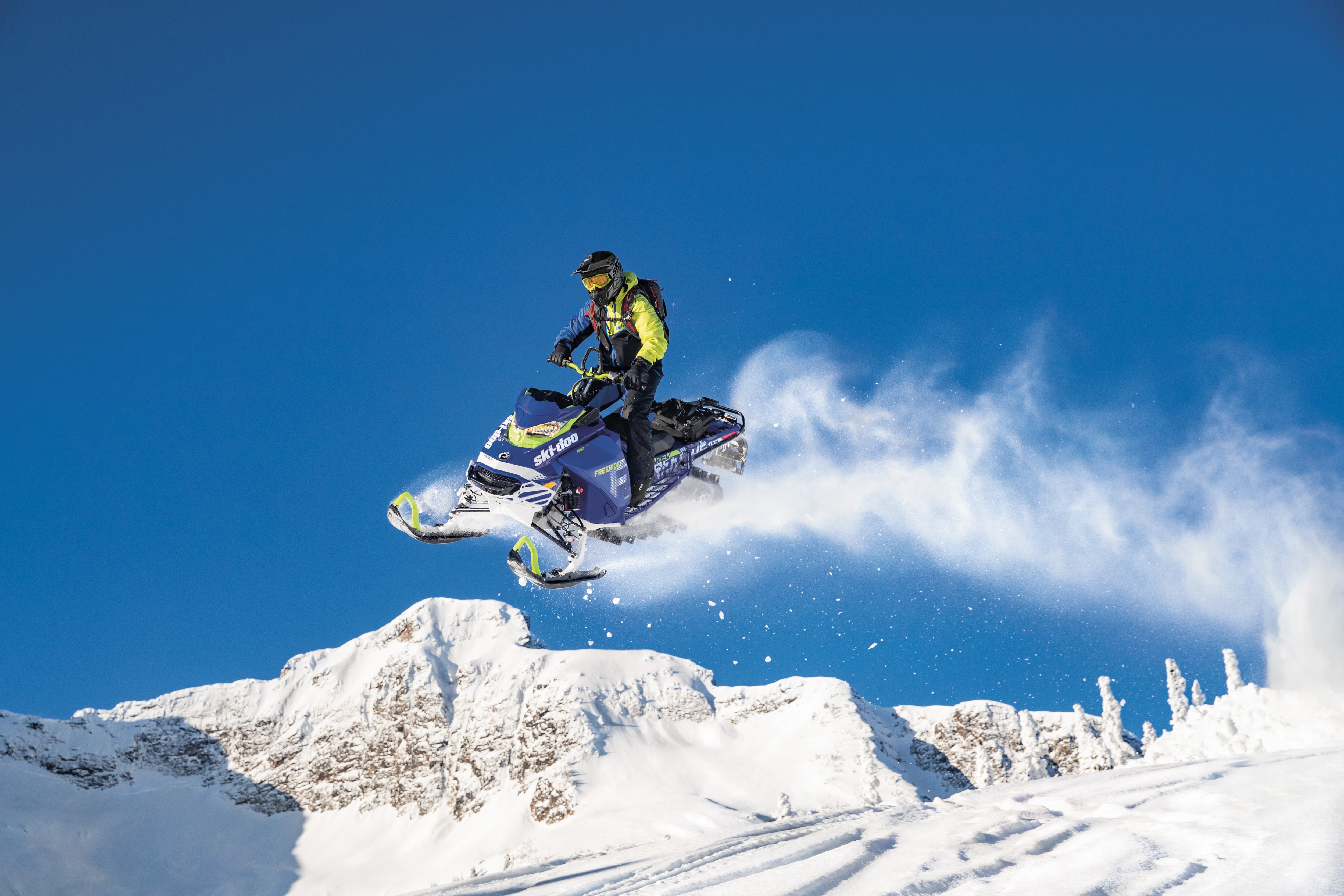 Muškarac skače visoko kroz zrak sa svojim Ski-Doo Freeride