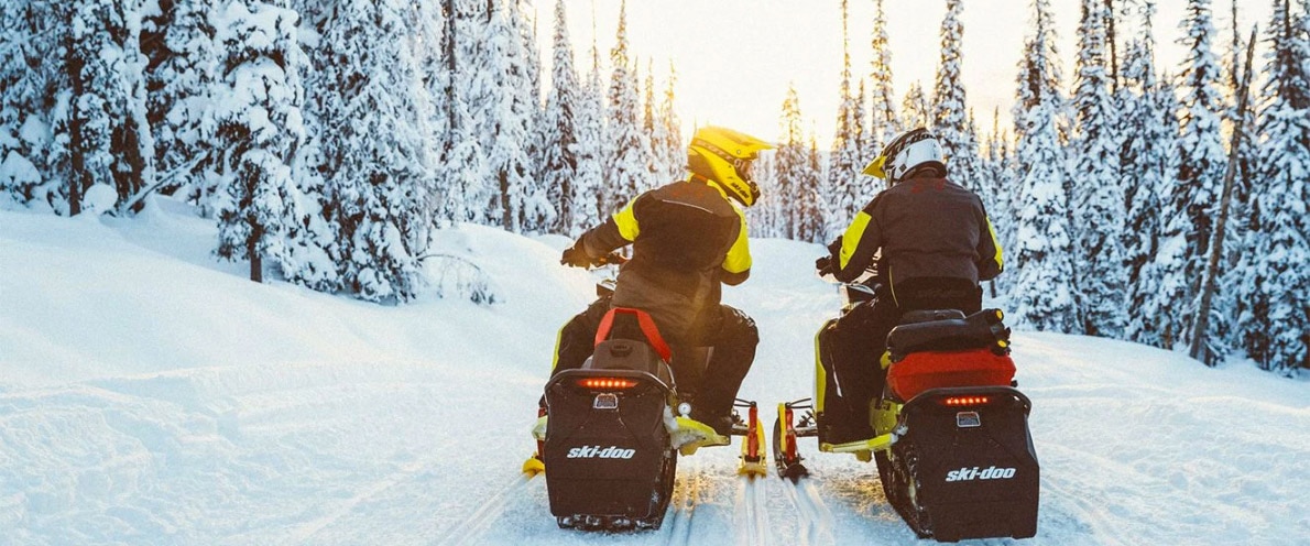  Dvoje prijatelja razgovaraju dok voze svoj Ski-Doo MXZ