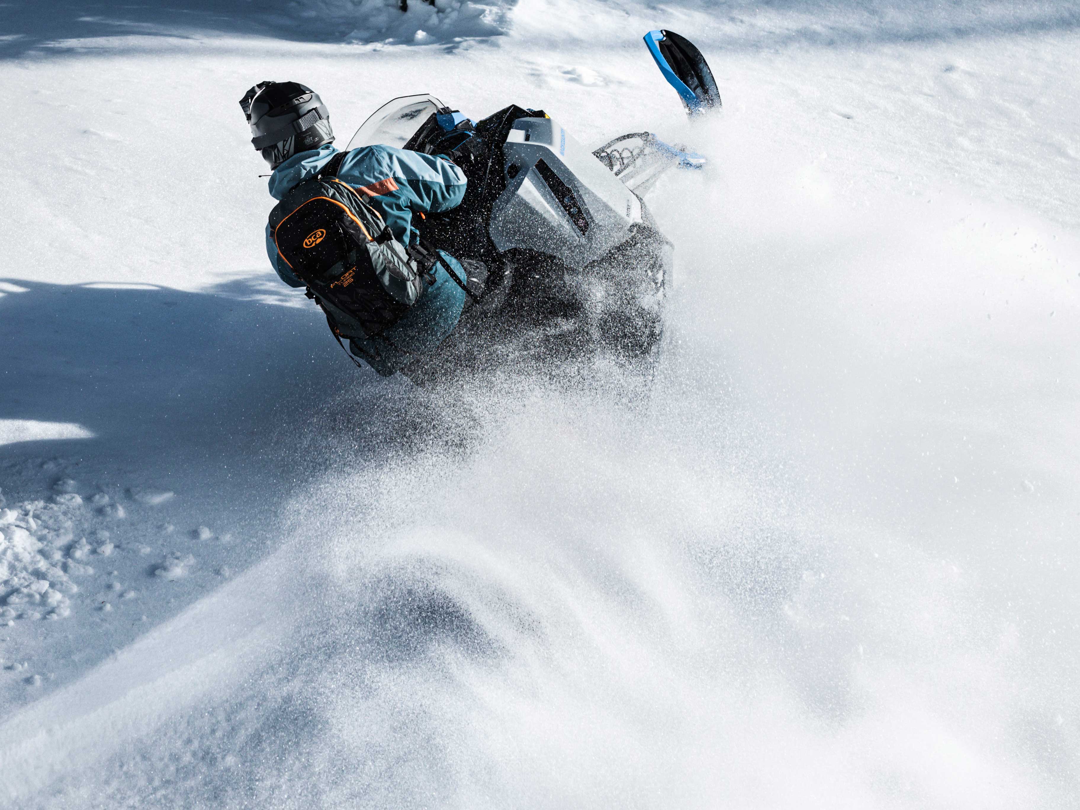 Moški se vozi z 2022 Ski-Doo Backcountry