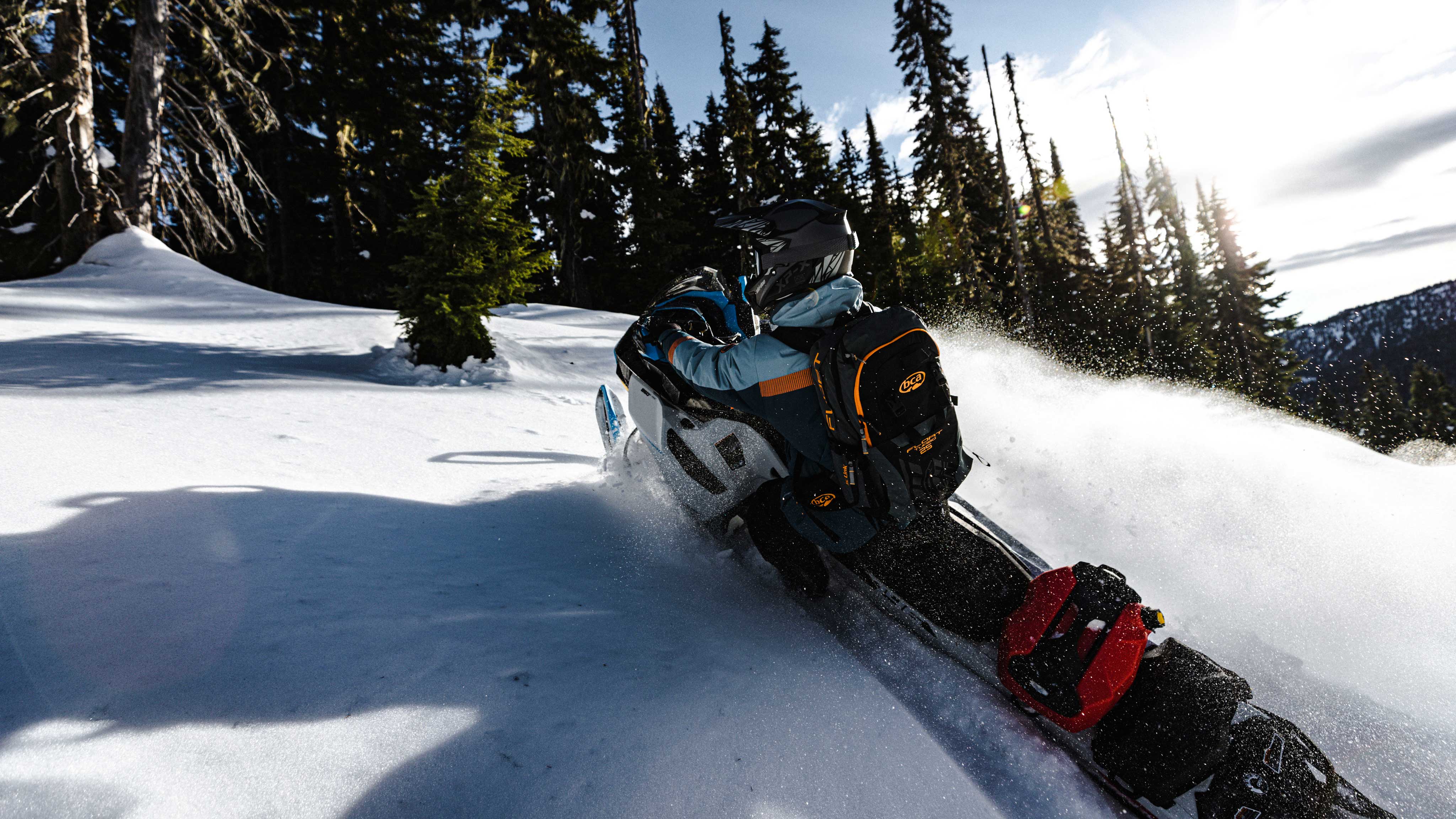 Moški vozi Ski-Doo Backcountry z dodatki