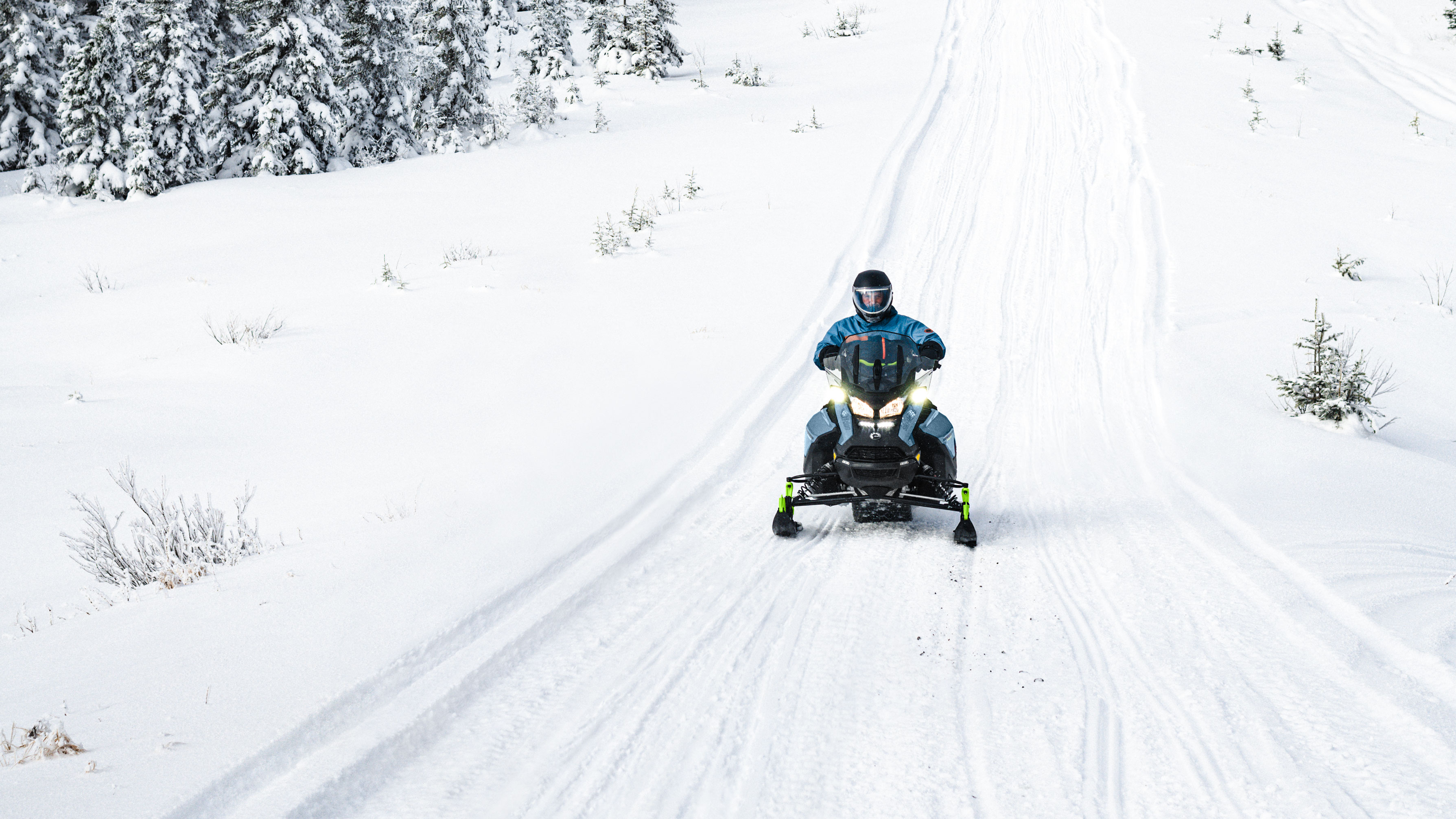 Burri që drejton Ski-Doo Renegade 2022 në një shteg