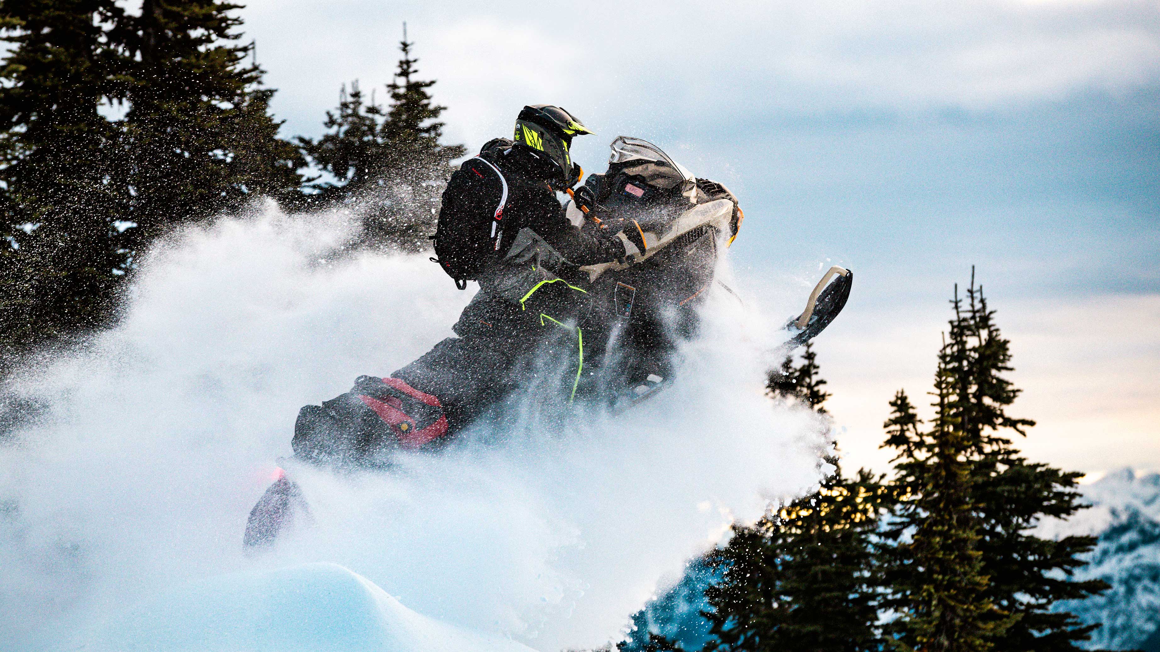 2022 Ekspedita Ski-Doo duke kërcyer në Deep-Snow