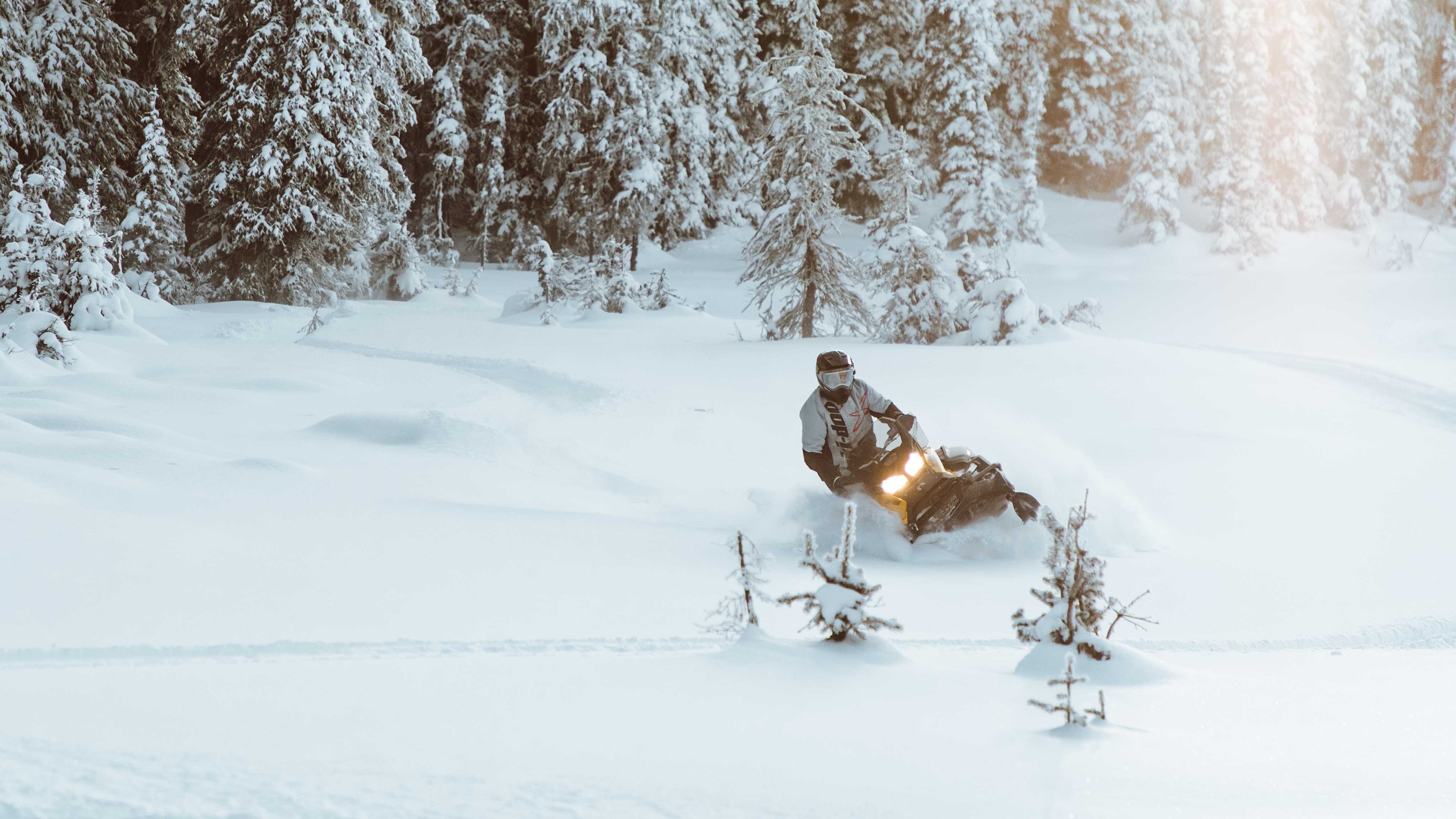 Burri që qëndron në Ski-Doo Tundra në Deep-Snow