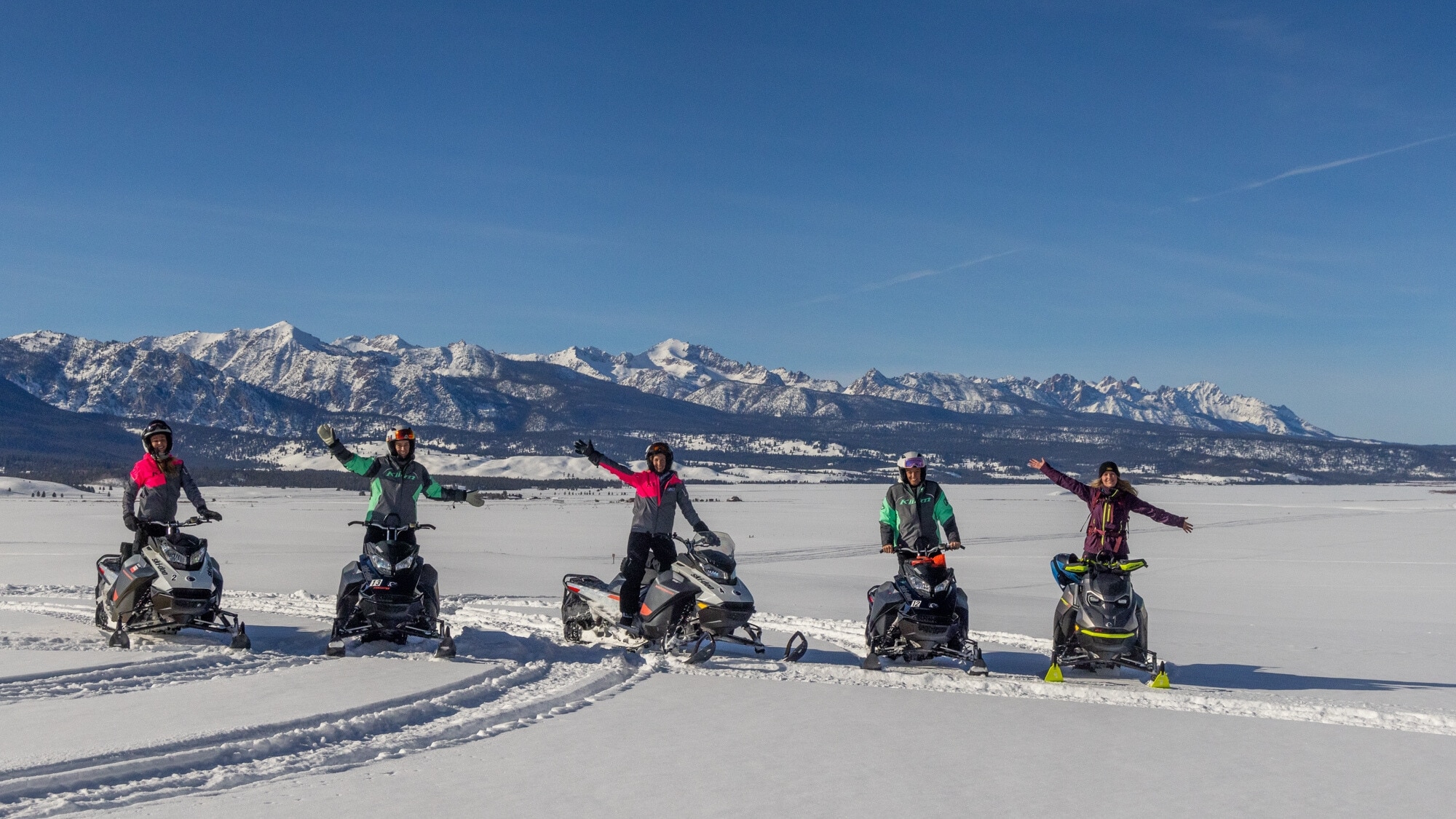 Ženy na snežných skútroch Ski-Doo