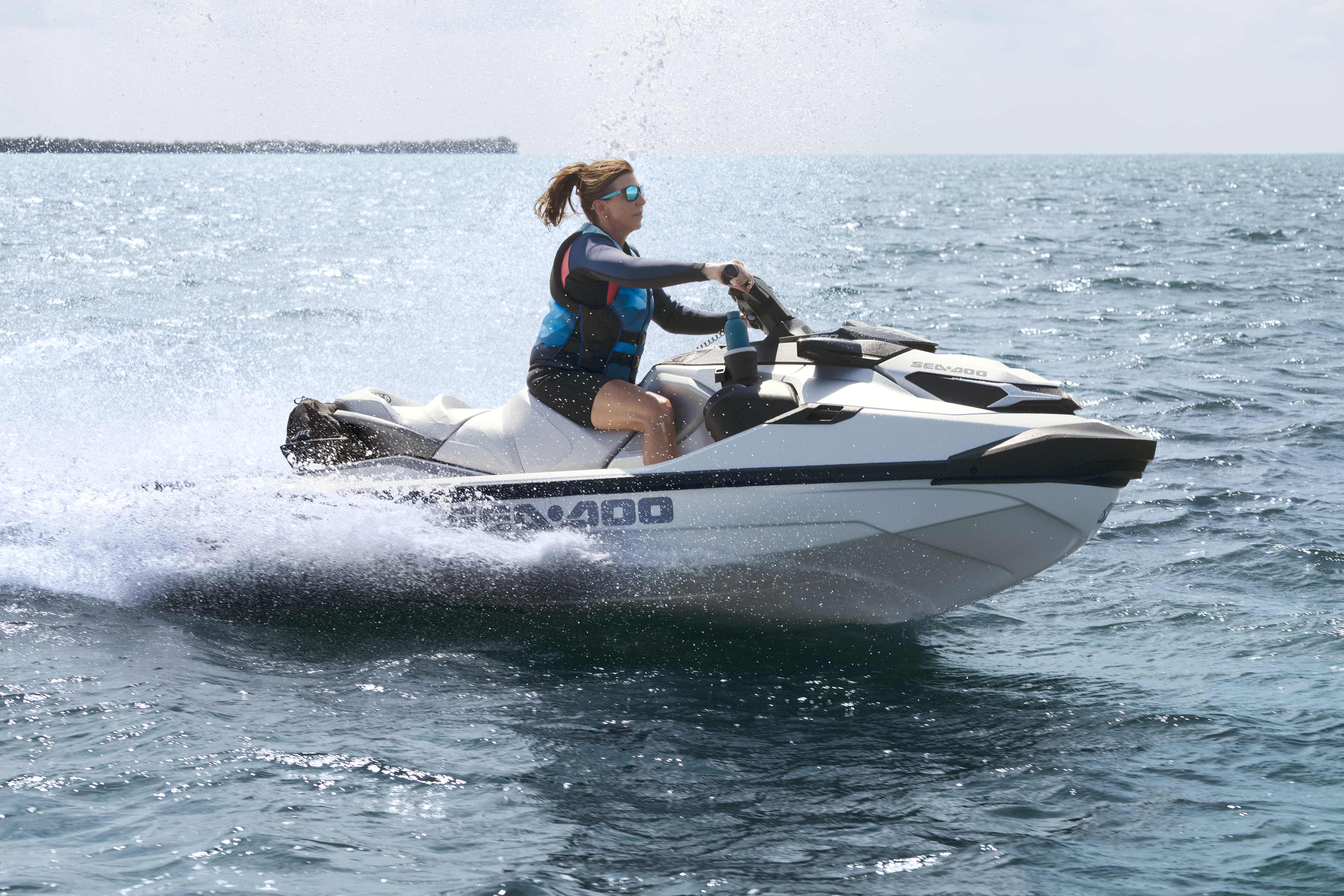 Žena jazdí na vodnom skútri 2024 Sea-Doo GTX Limited 