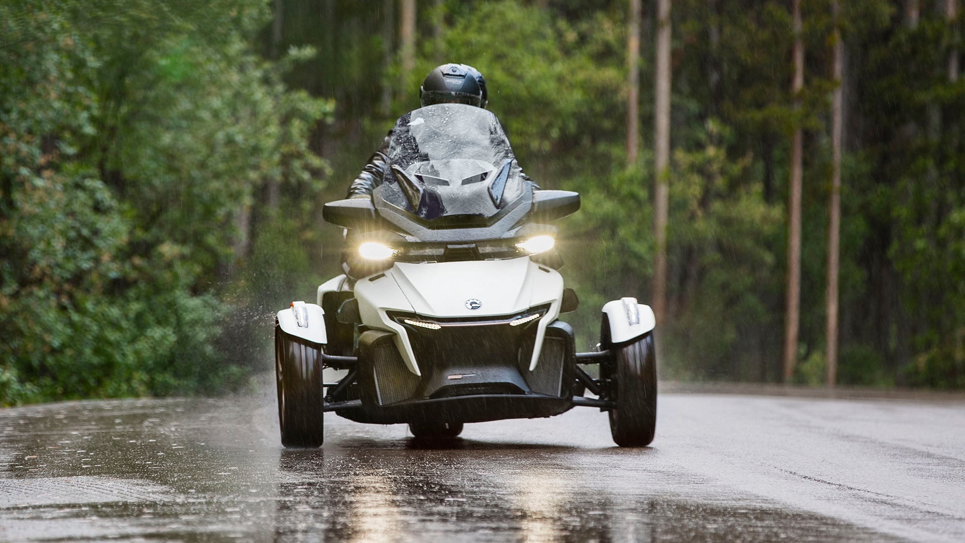 Can-Am Spyder RT jazdí v daždi