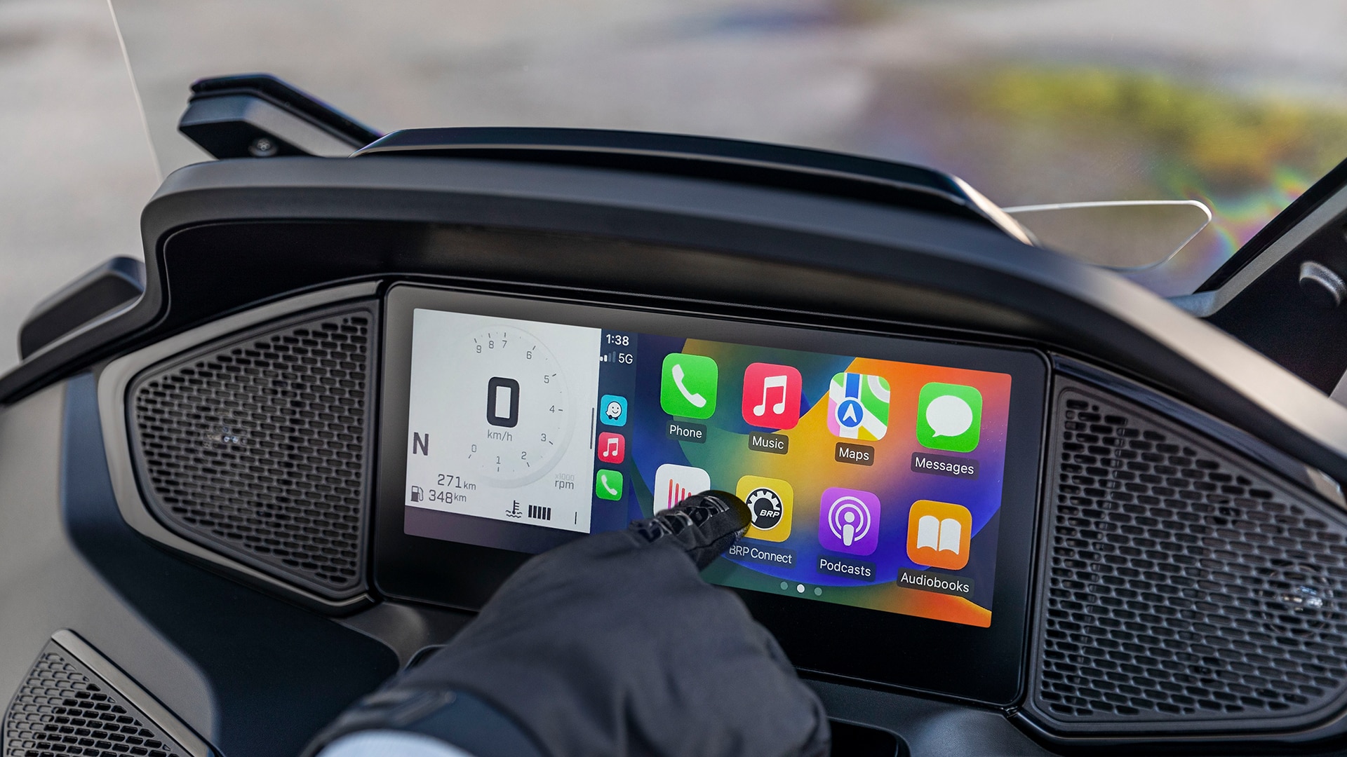 10,25-palcový farebný dotykový displej s lepšou konektivitou Apple CarPlay