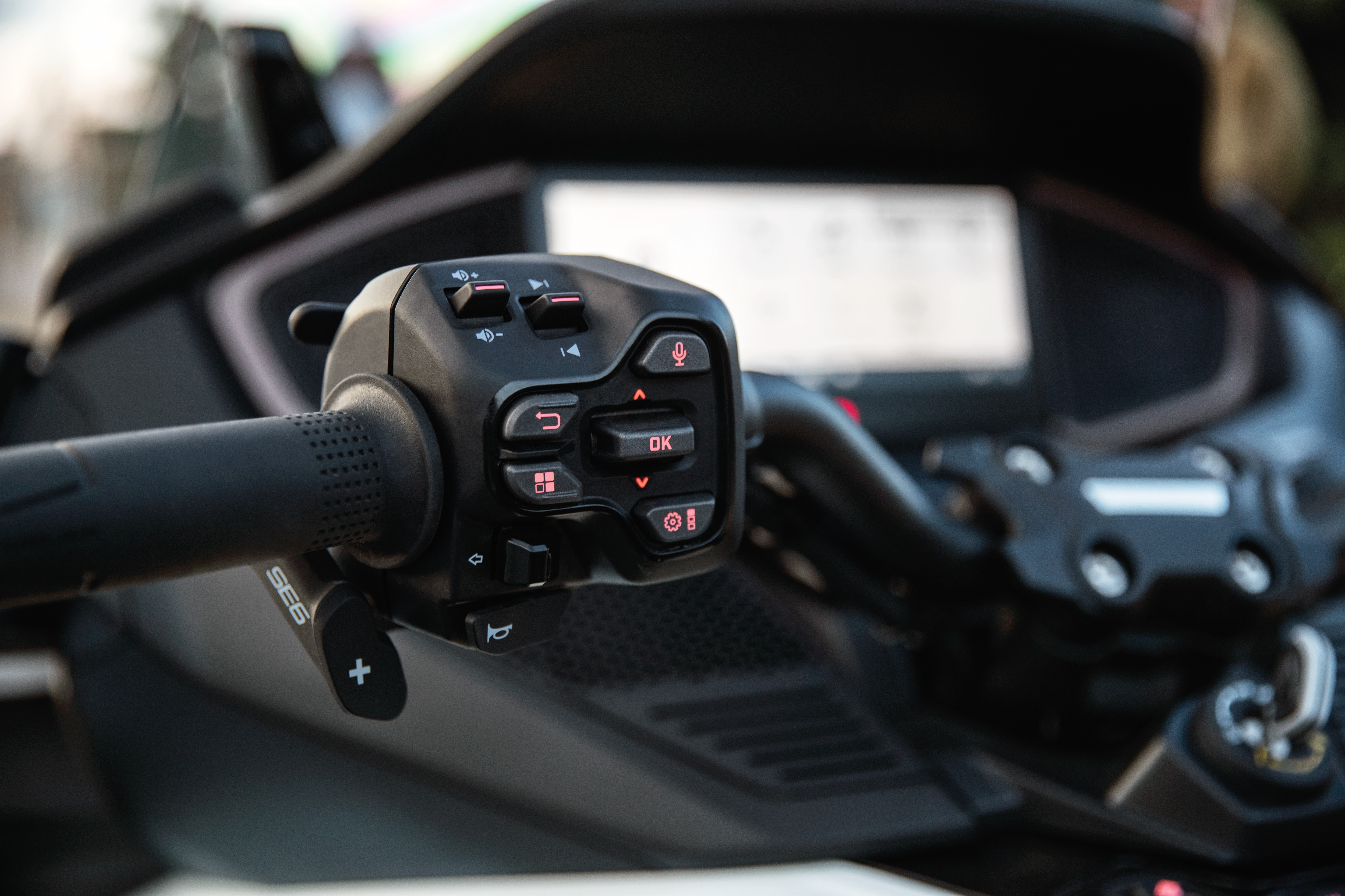 Pogled z voznikovega sedeža na konzolo vozila Can-Am Spyder z aktiviranim Eco Mode Smart Assist.