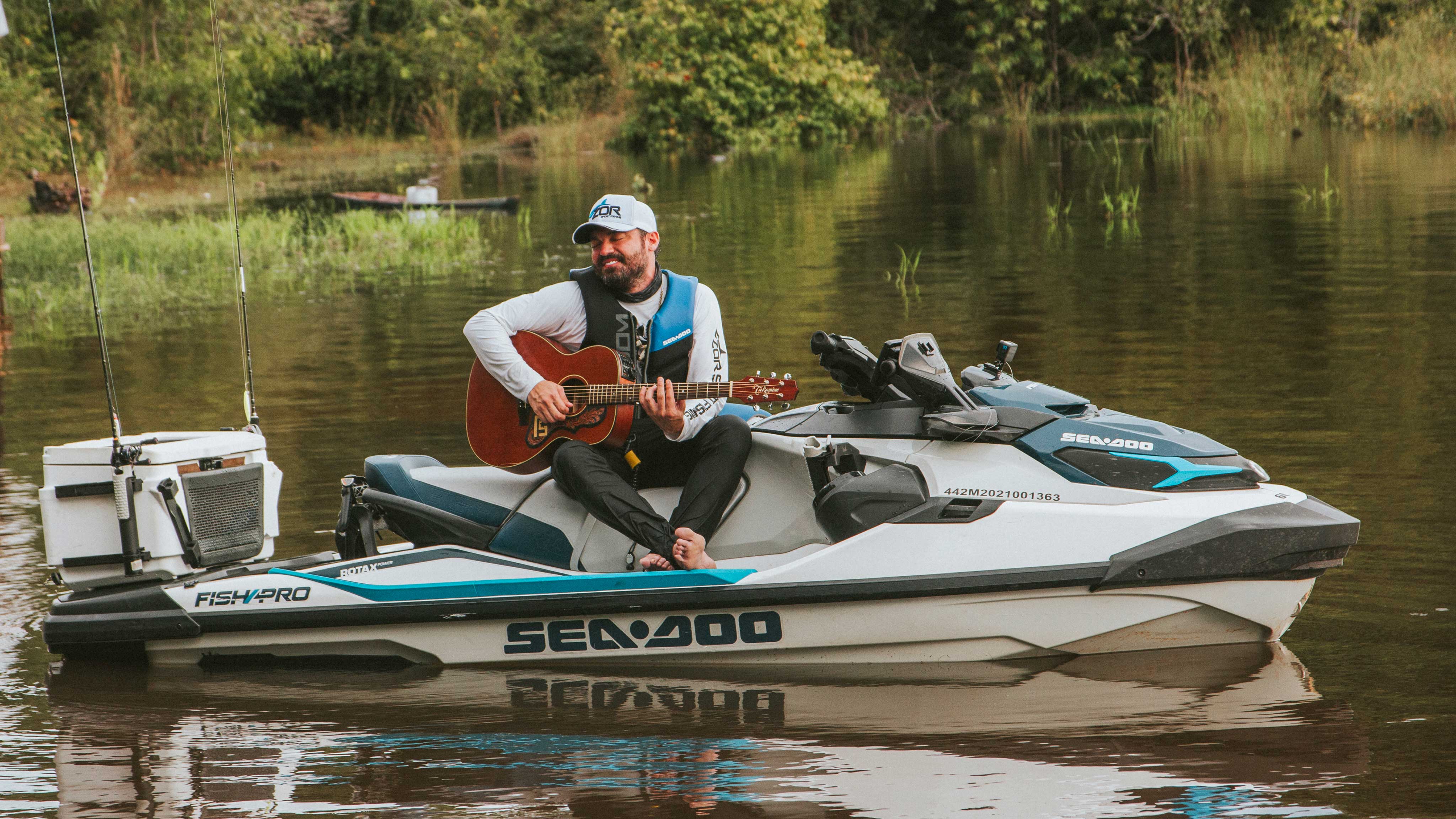 Fernando Zor hrá na gitare na Sea-Doo v Amazónii
