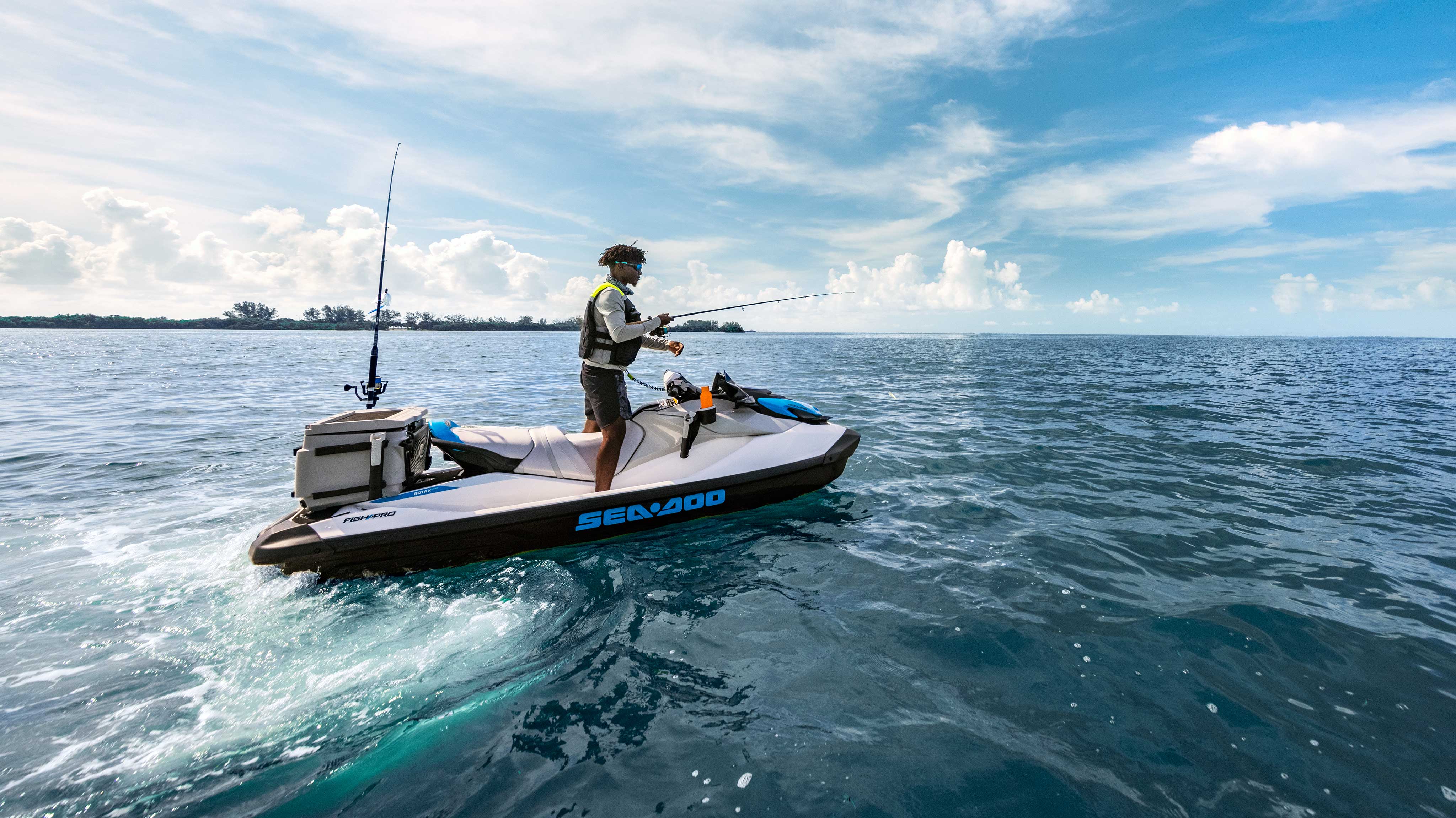 Muž chytá ryby na Sea-Doo FishPro Scout
