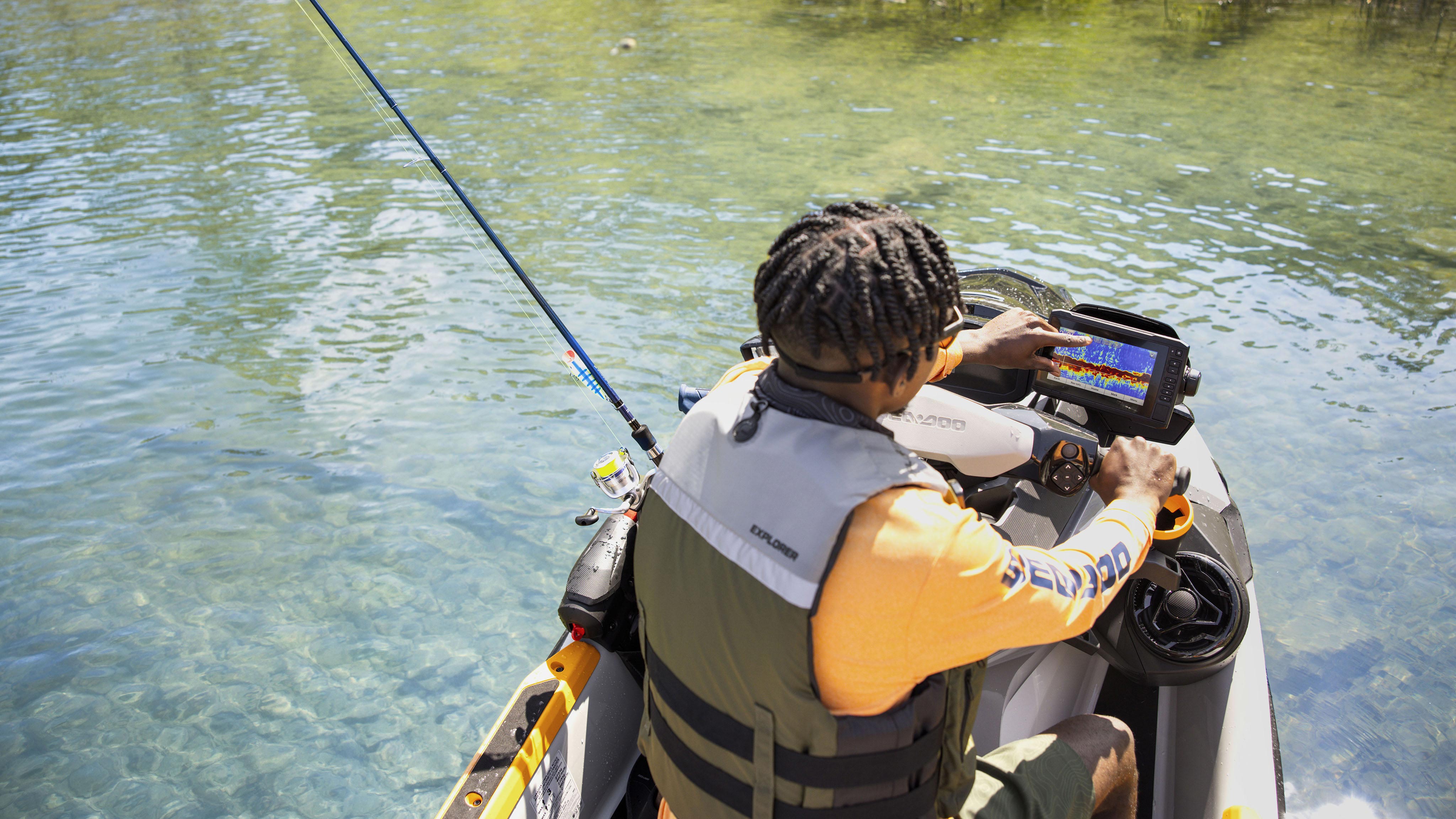 Muž používa Garmin GPS a vyhľadávač rýb