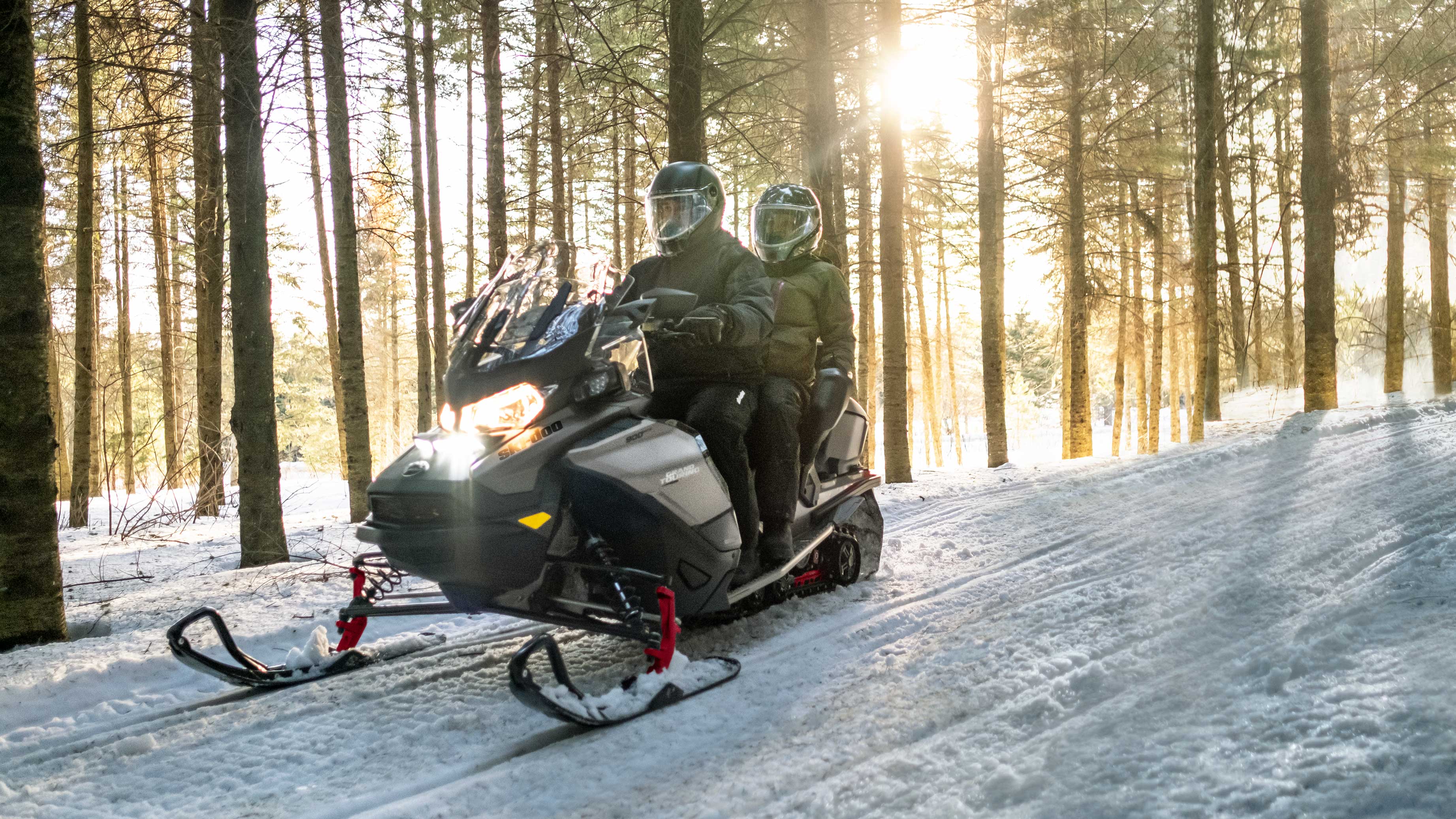 Pár jazdí na Ski-Doo Grand Touring 2022