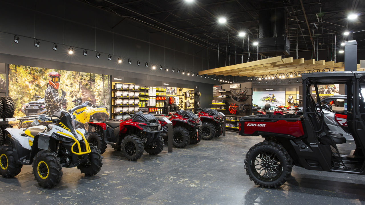 مجموعة من الدراجات رباعية العجلات (ATV) ومركبات المهام المساعدة من Can-Am في صالة عرض واحدة