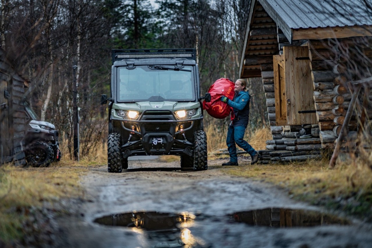 Jarppi loading cargo in his Traxter