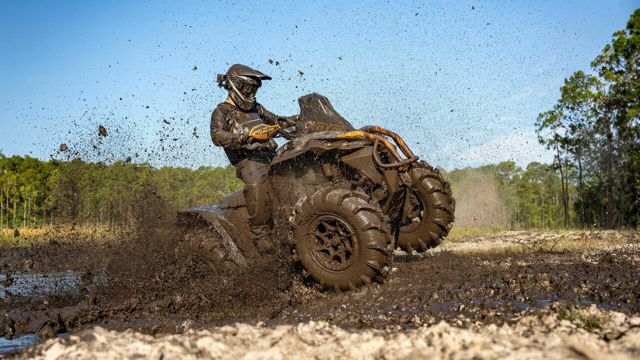 سائق يقود دراجة 2025 Can-Am Renegade X MR ATV في الطين الكثيف والعميق