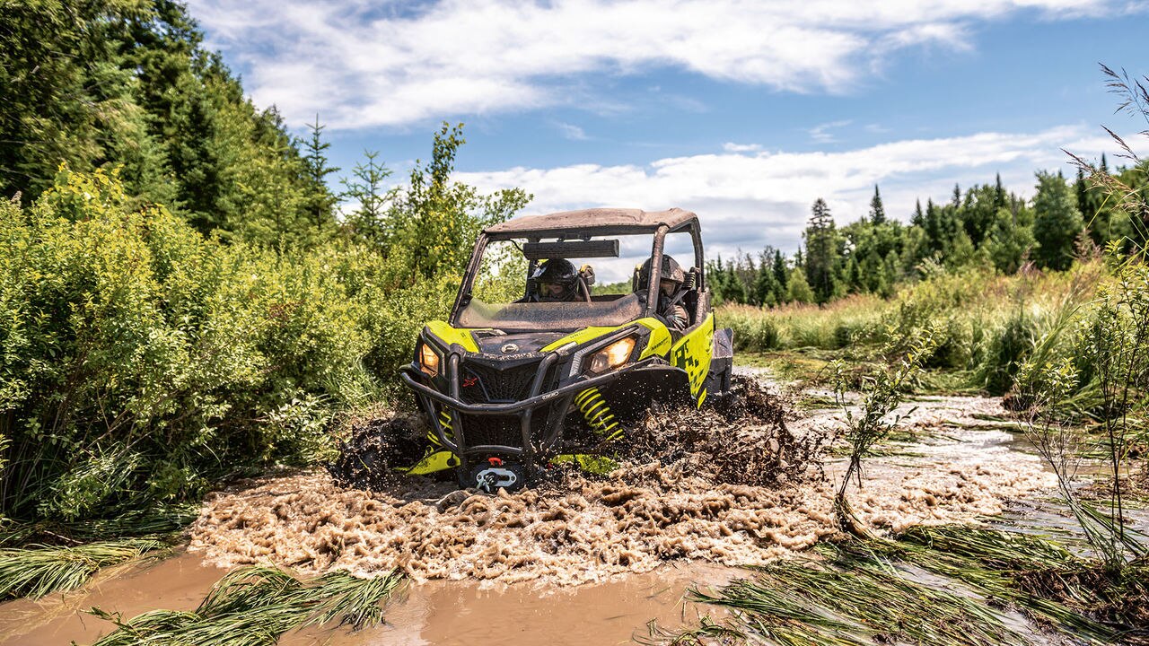 مركبة المهام المساعدة Can-Am Maverick Trail على طريق موحل