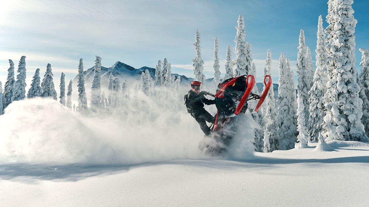 Lynx Shredder RE motorne sanjke podižu skije u planinama