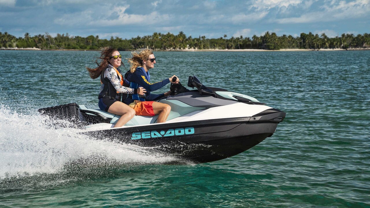 Dve žene uživaju na skuteru za vodu Sea-Doo GTI