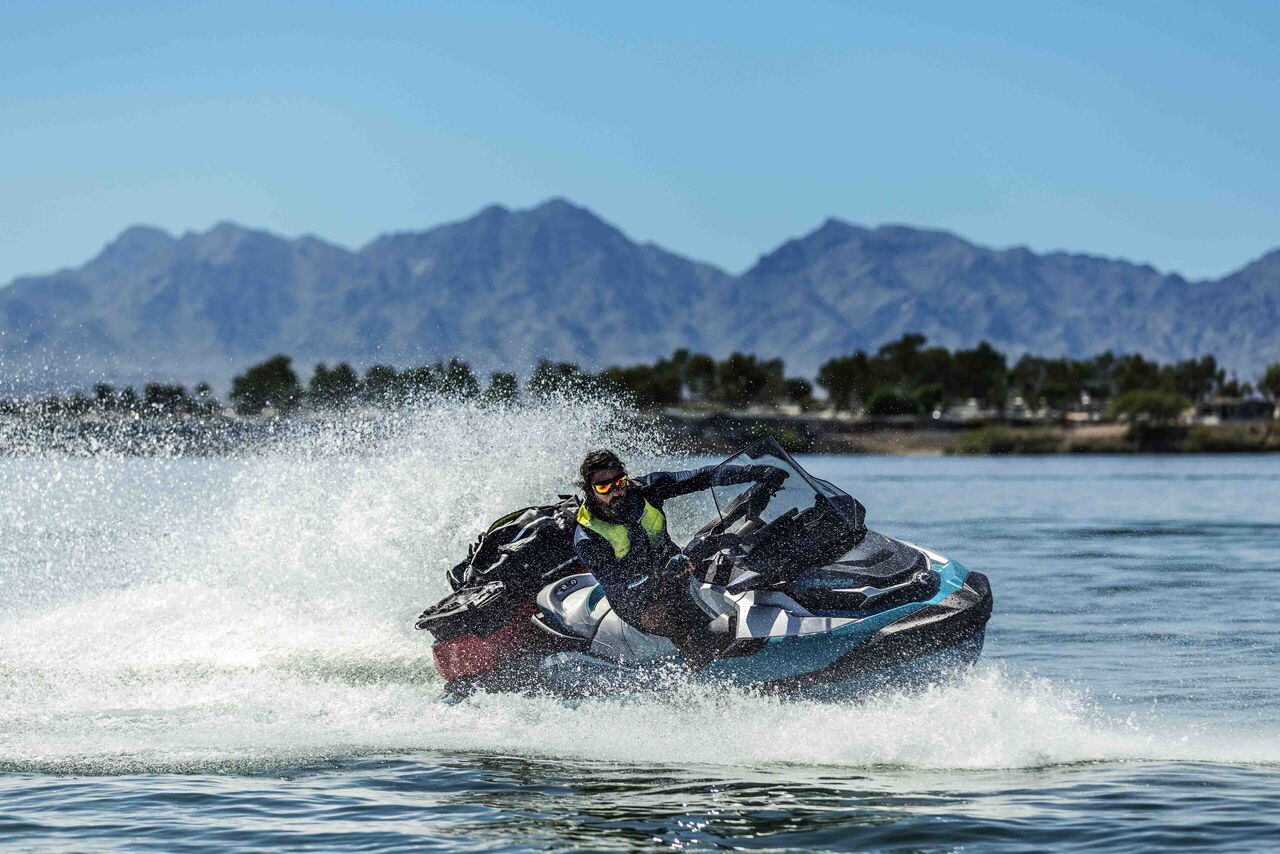 Čovek vozi svoj potpuno opremljeni skuter za vodu Sea-Doo GTX iz 2026. godine
