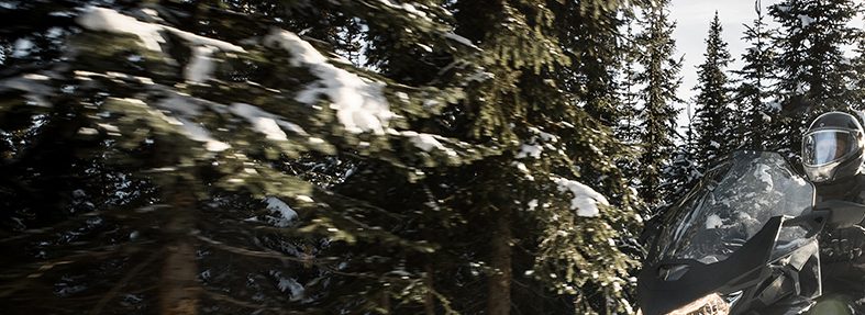 Žena vozi Ski-Doo Grand Touring u goši