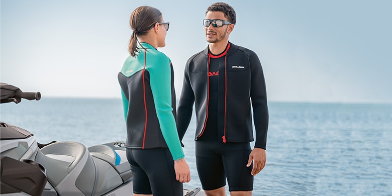 Pár v neoprenovém oblečení u Sea-Doo GTX