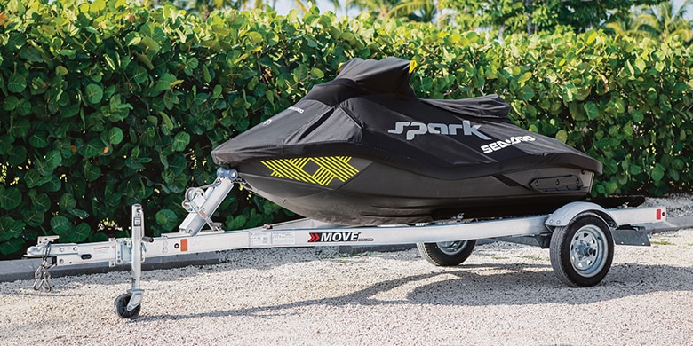 Přívěs se Sea-Doo SPARK krytý persenikem