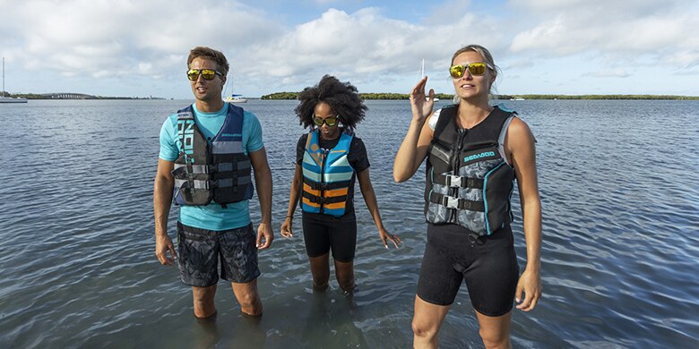 Jezdci vybaveni vestami Sea-Doo