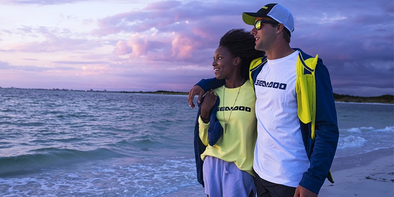 Pár na pláži při západu slunce