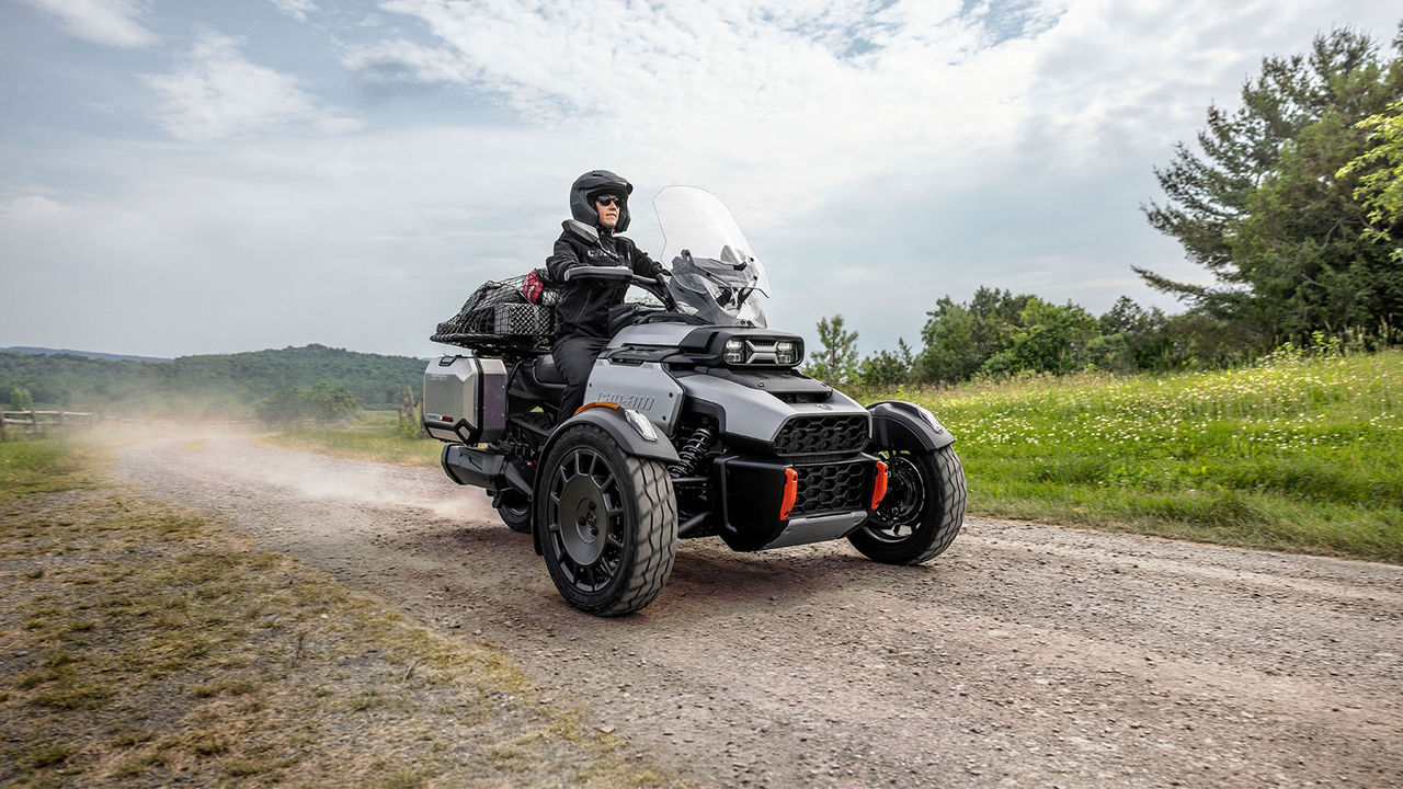 Žena jedoucí na tříkolce Can-Am Spyder RT Limited