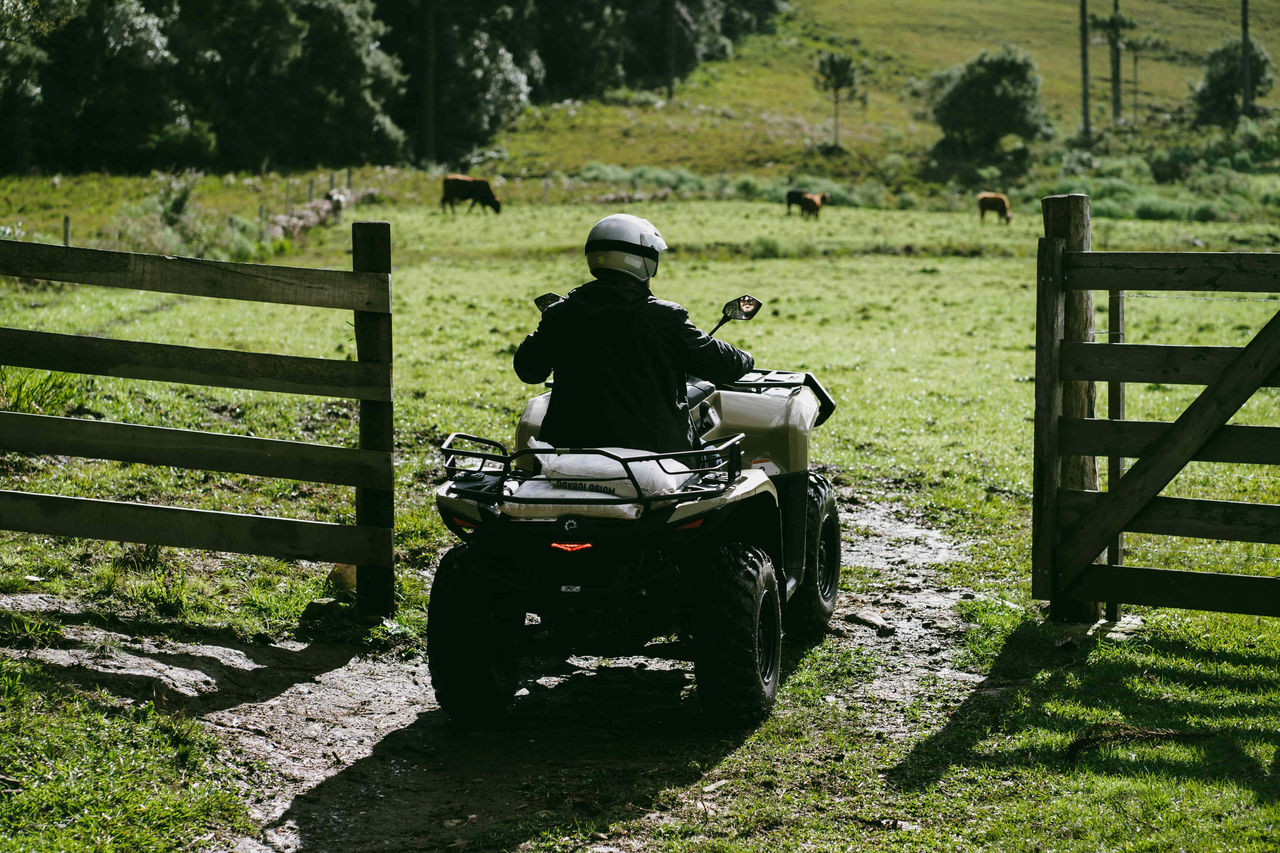 Čtyřkolka ATV CAN-AM na farmě