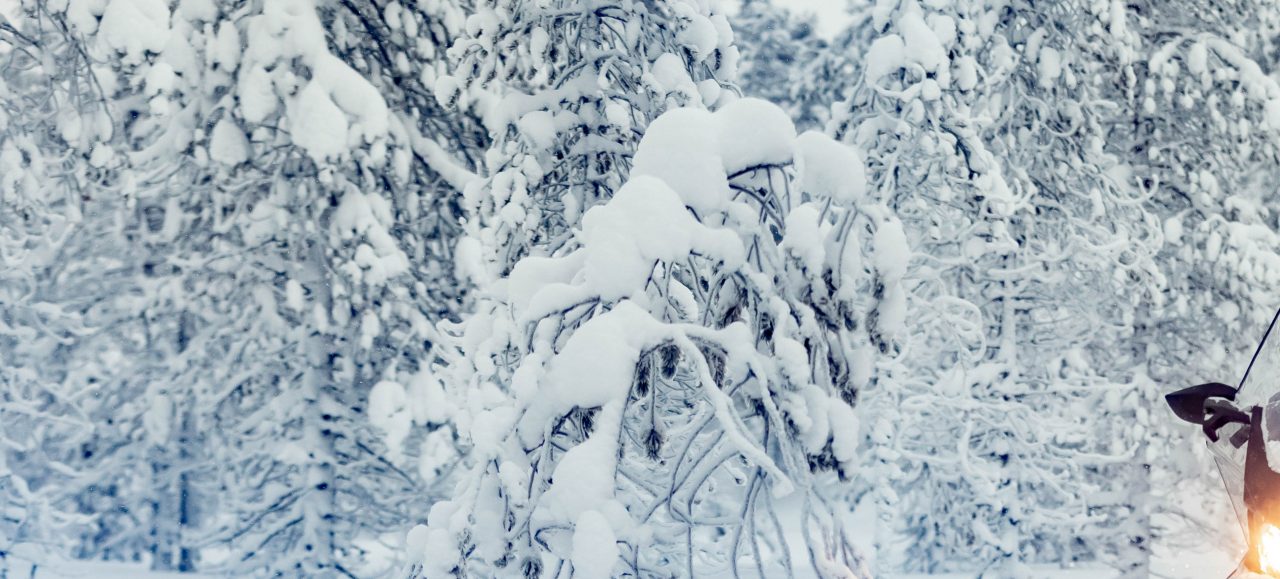 Muž jedoucí na sněžném skútru 2021 Lynx 69 Ranger