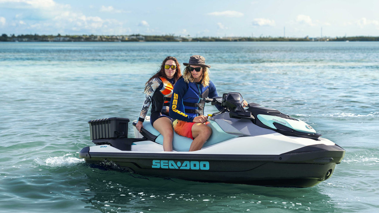Rodina při vyjížďce se Sea-Doo GTI SE