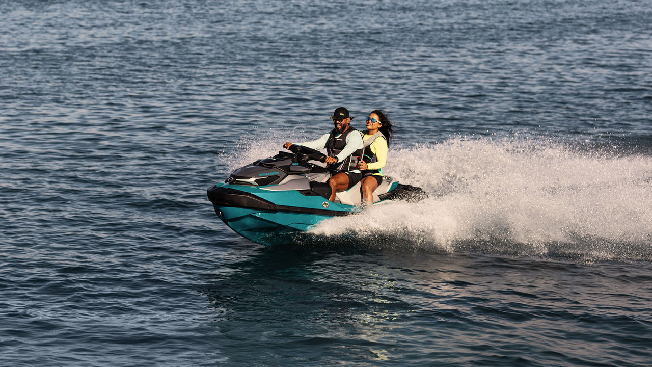 Pár při jízdě na luxusní GTX Limited