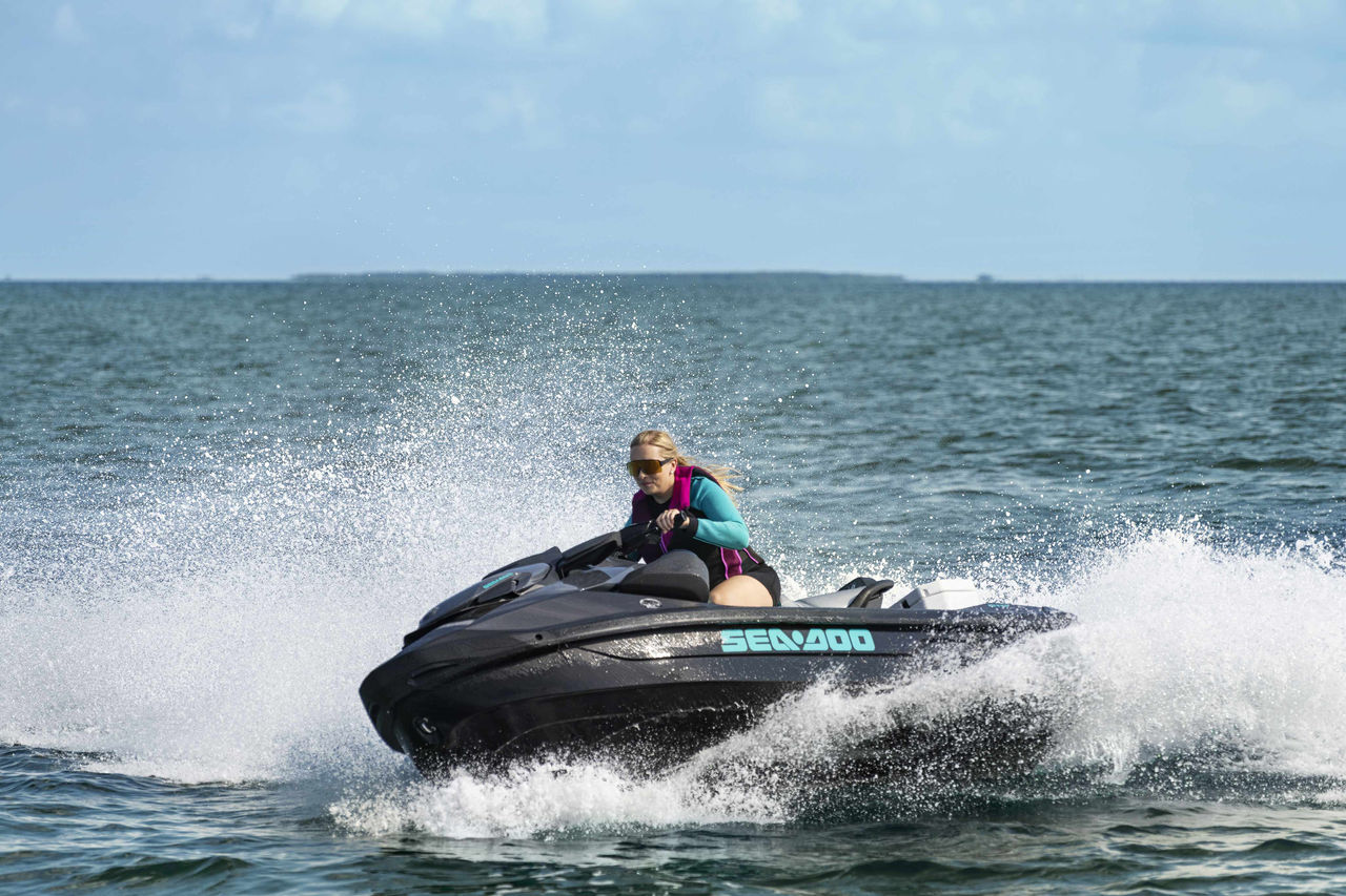 Žena jedoucí na vodním skútru Sea-Doo GTR 230