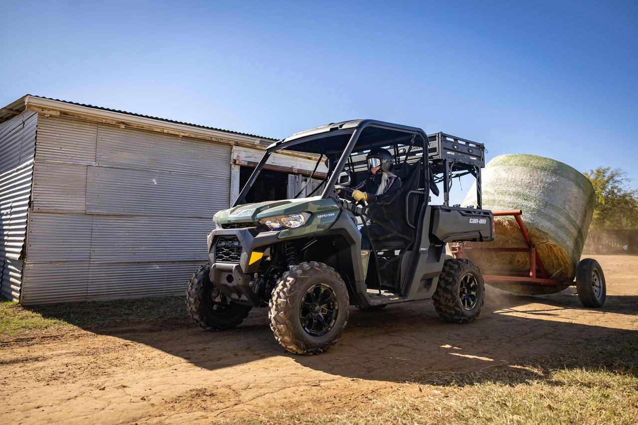 2024 Can-Am Defender MAX Limited SxS trækker en fuldt læsset trailer