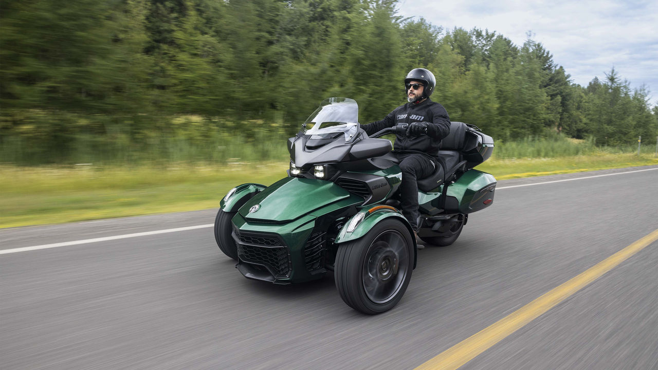 Mand, der kører i 2025 Can-Am Spyder F3