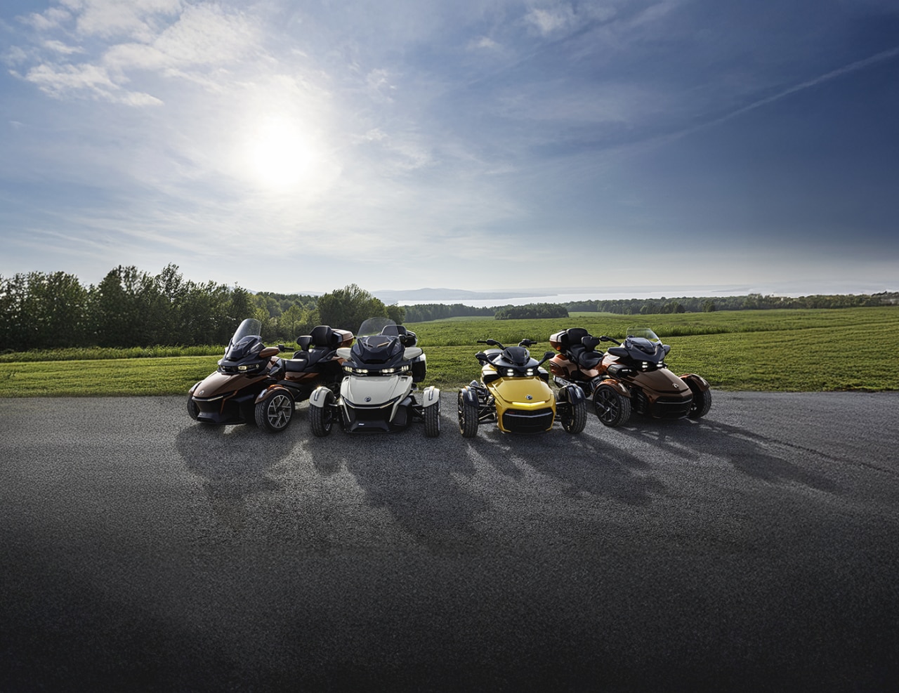 All Can-Am three-wheel motorcycles Alle Can-Am trehjulede motorcykler parkeret side om sideside by side