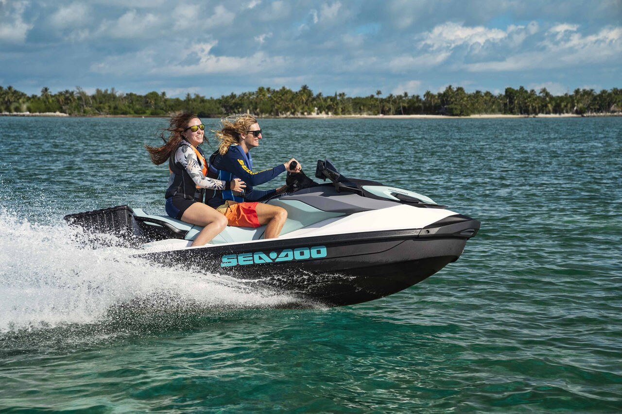 To kvinder sejler på en Sea-Doo GTI 130 vandscooter