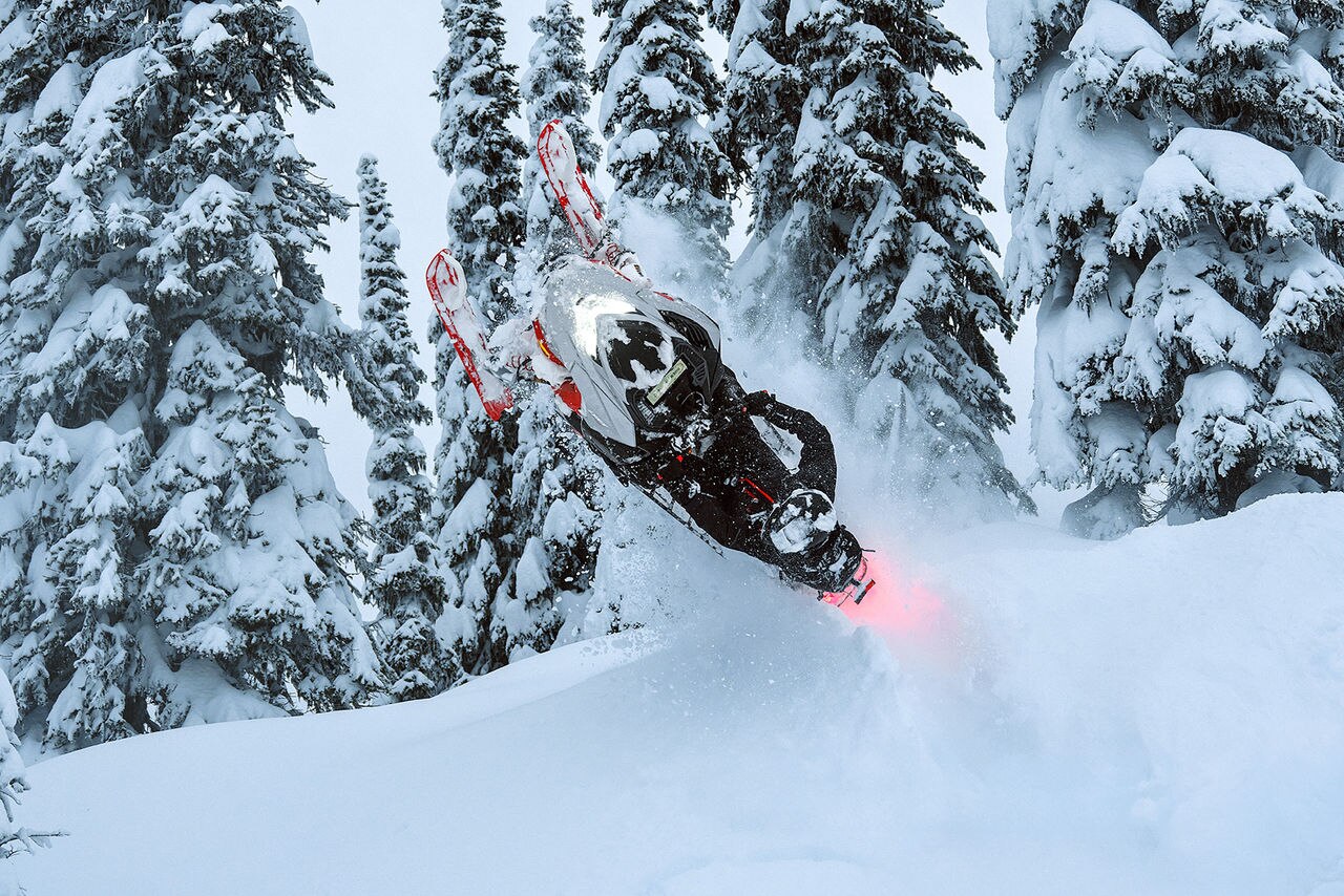 Fahrer, der auf seinem 2027 Lynx Shredder RE einen Stunt im Schnee macht