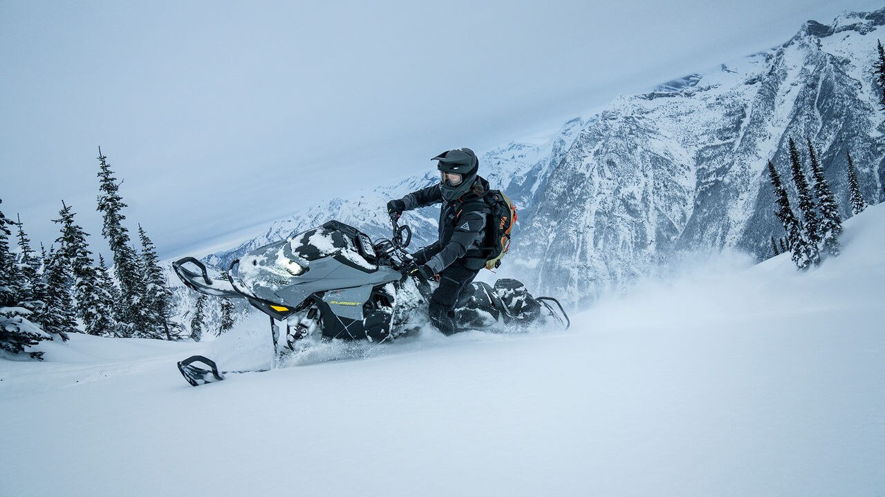 Ein Schneemobilfahrer fährt mit einem Ski-Doo Adrenaline 2026 mit Edge-Paket durch den Tiefschnee eines Berges.