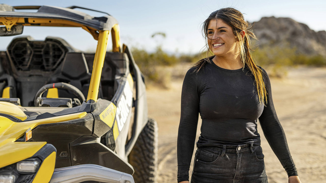 Can-Am Botschafter neben dem Maverick R mitten in der Wüste