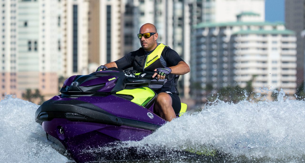 Mann fährt seinen Sea-Doo RXP-X 300 