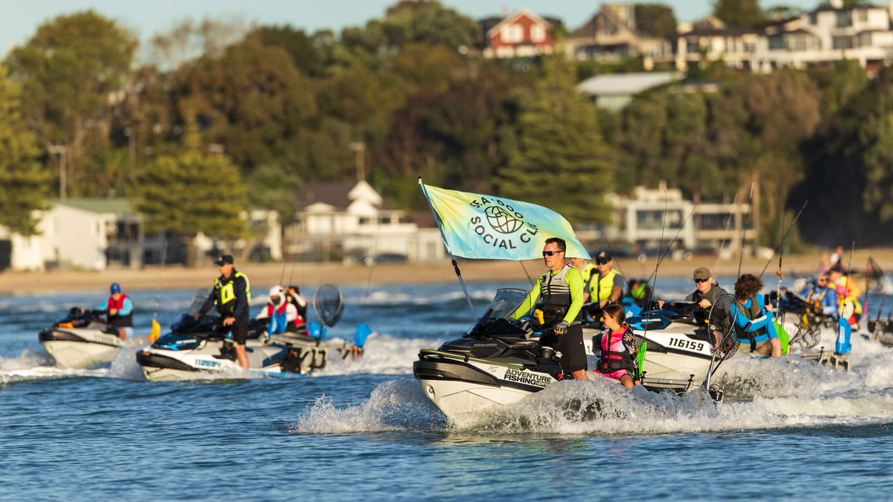Mann fährt ein Sea-Doo Personal Watercraft
