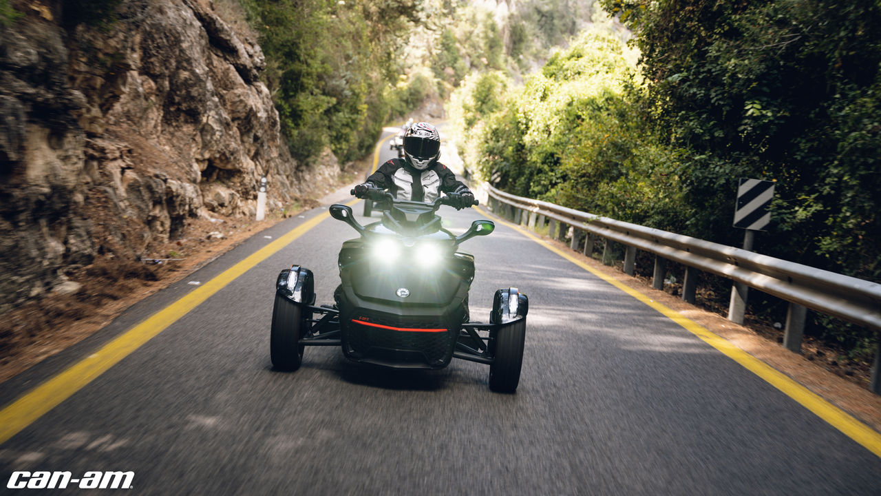 Frau fährt einen Can-Am Spyder